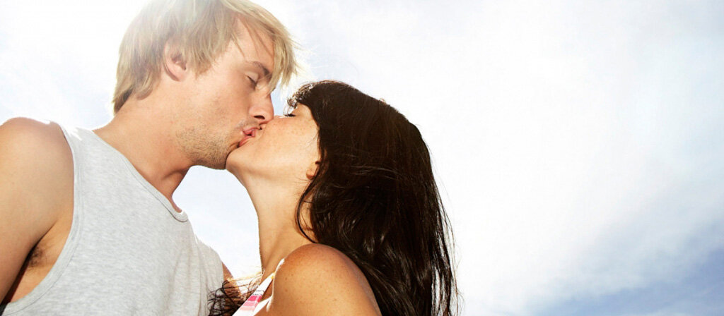Почему мужчина не целуется в губы. Как целуются люди. К чему снится поцелуй в губы с мужчиной знакомым. Польза поцелуев.