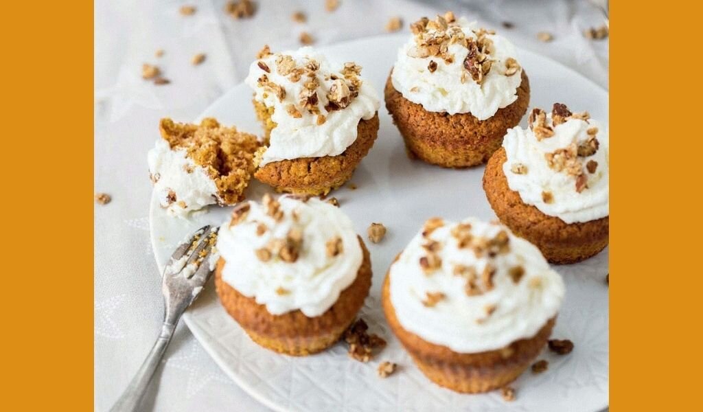 Для канала С.Пудовъ:  Рецепт  морковных маффинов со сливочным кремом и овсяно-ореховой крошкой