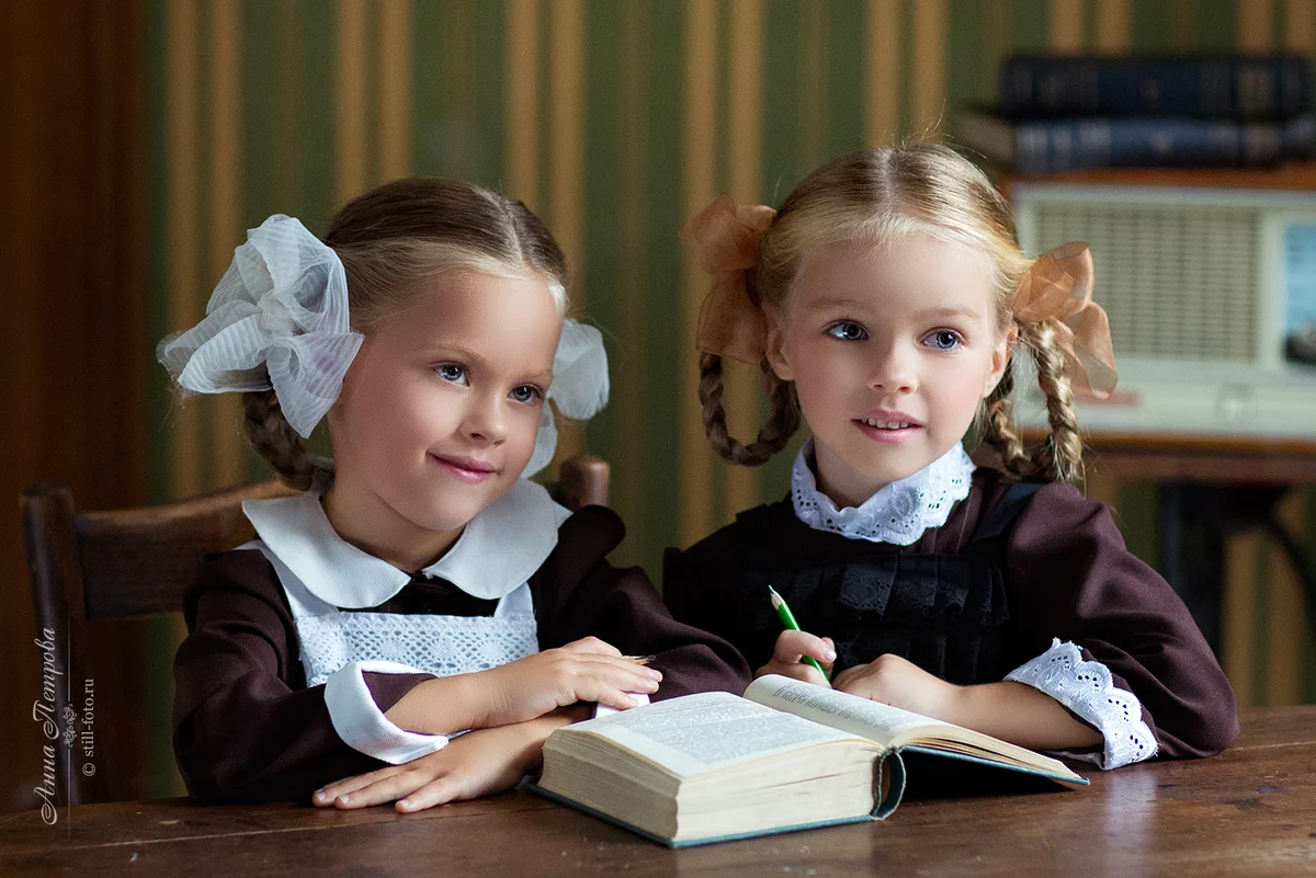 Два первоклассника. Портфель первоклассника. Школьники в классе. Два первоклассника. Красивый первоклассник мальчик.