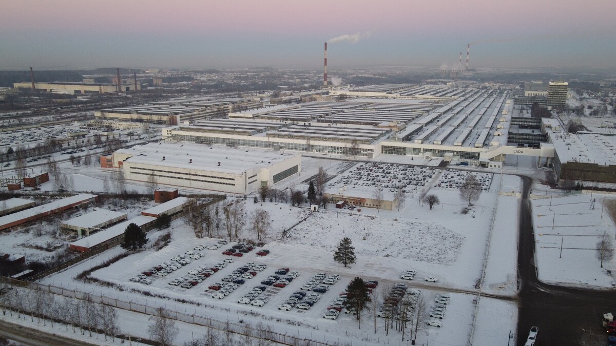 В центре и снизу склад готовой продукции ИжЛада