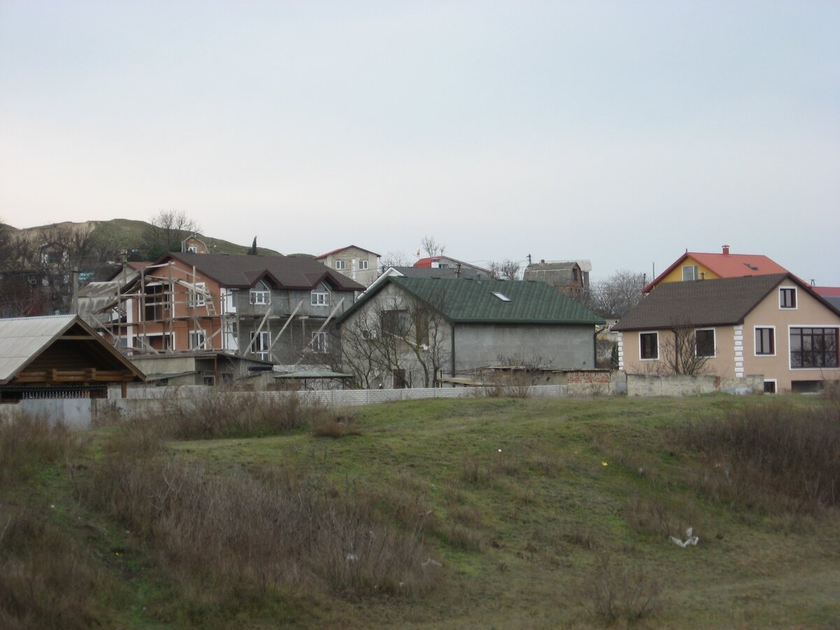 СНТ в котором есть газ, свет и вода. Люди активно строятся. 