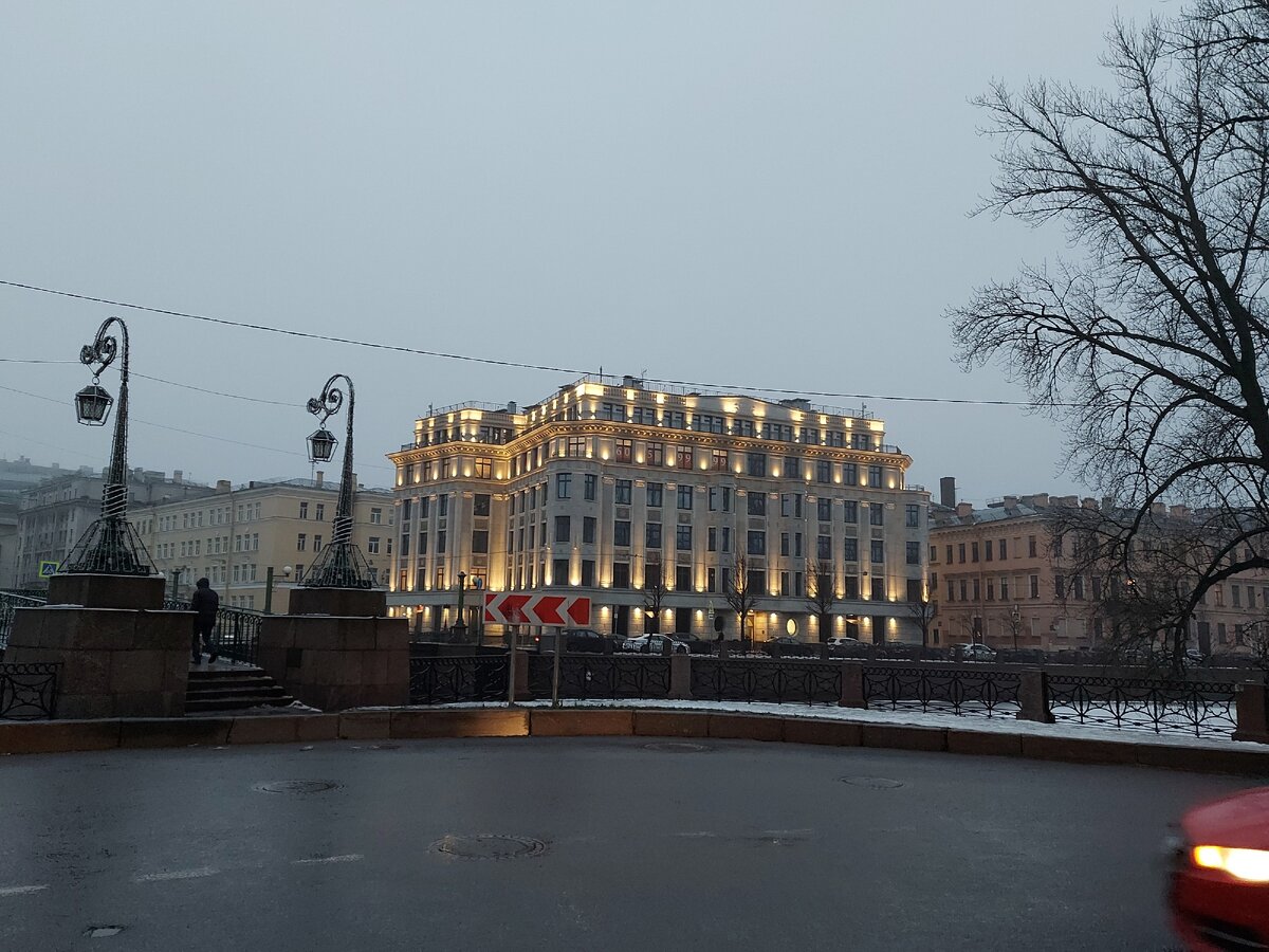 Красивое здание с подсветкой