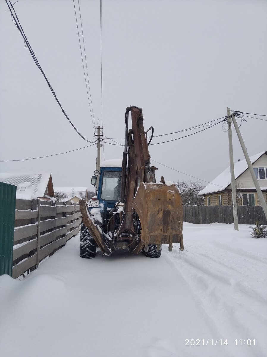 Плохо почистил дороги и уехал.