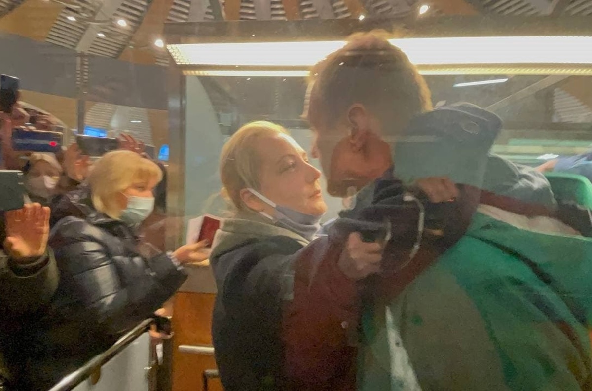 Навальный прощается с женой
