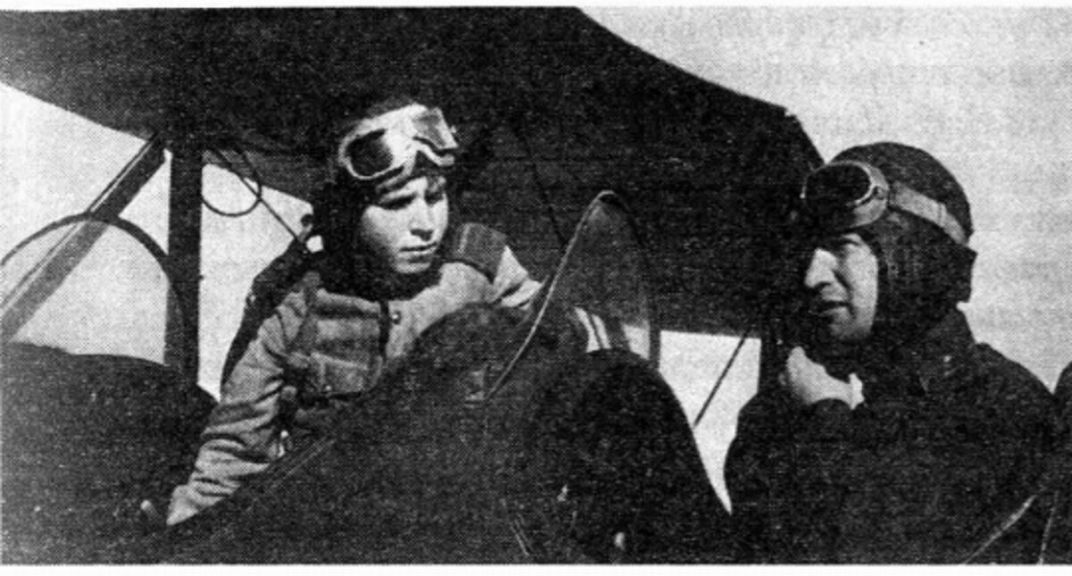 Аркадий с папой. По этому снимку можно оценить размах плеч героя.