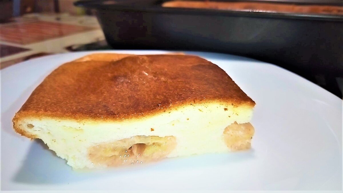 Предлагаю вашему вниманию простой и вкусный рецепт приготовления запеканки творожной в духовке без манки. Чтобы запеканка получилась красивой и сочной добавьте фруктов. 