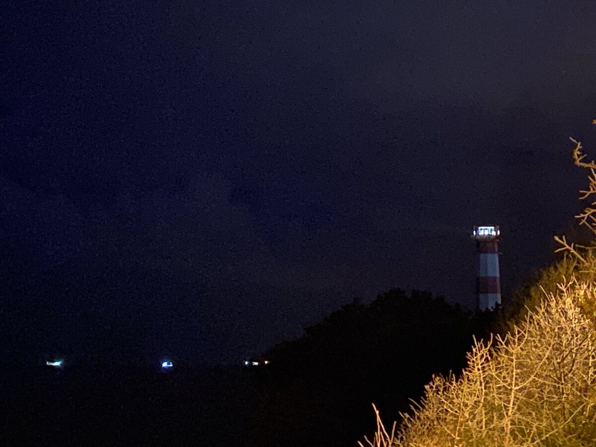 Фото автора. так маяк светит в темное время суток и в плохую погоду, огоньки - это сухогрузы, стоящие на рейде Цемесской бухты Новороссийска