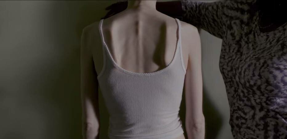 Кадр из фильма "До костей", 2017 г.     Лили Коллинз