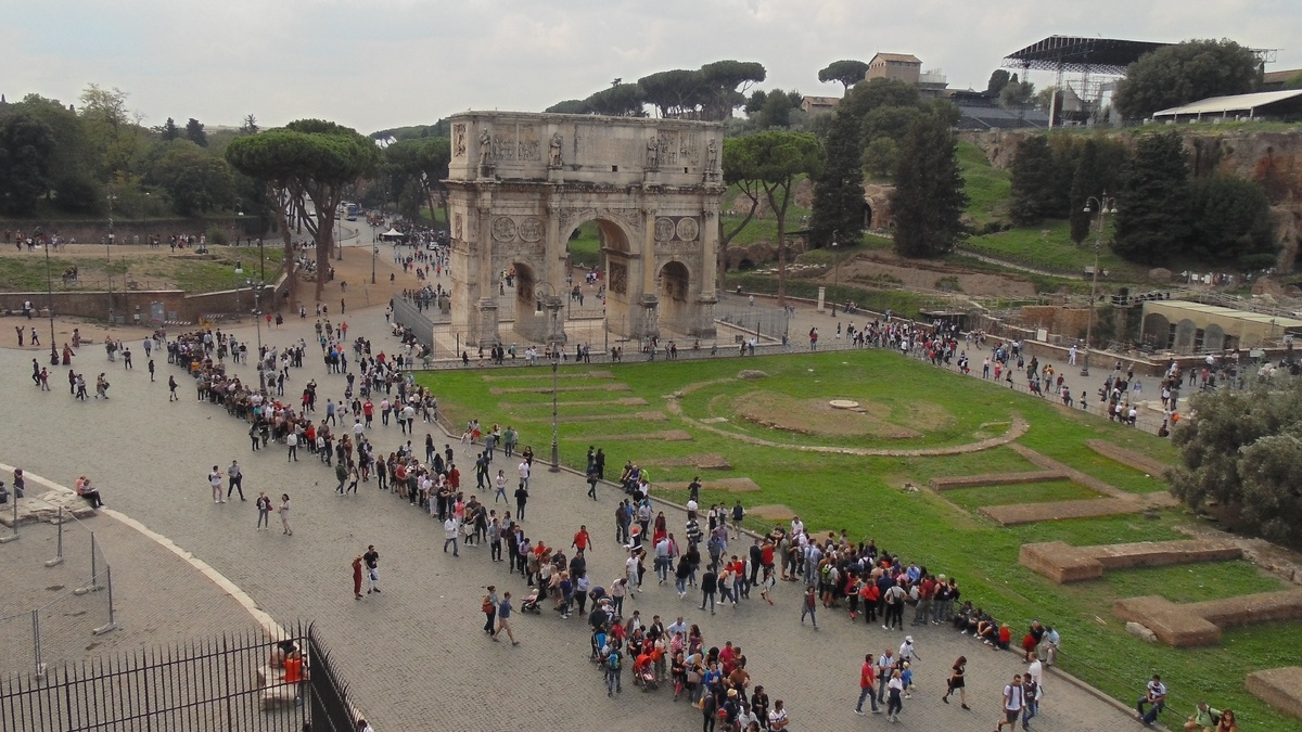 Вид на арку Константина и очередь, которую мы отстояли в Колизей.