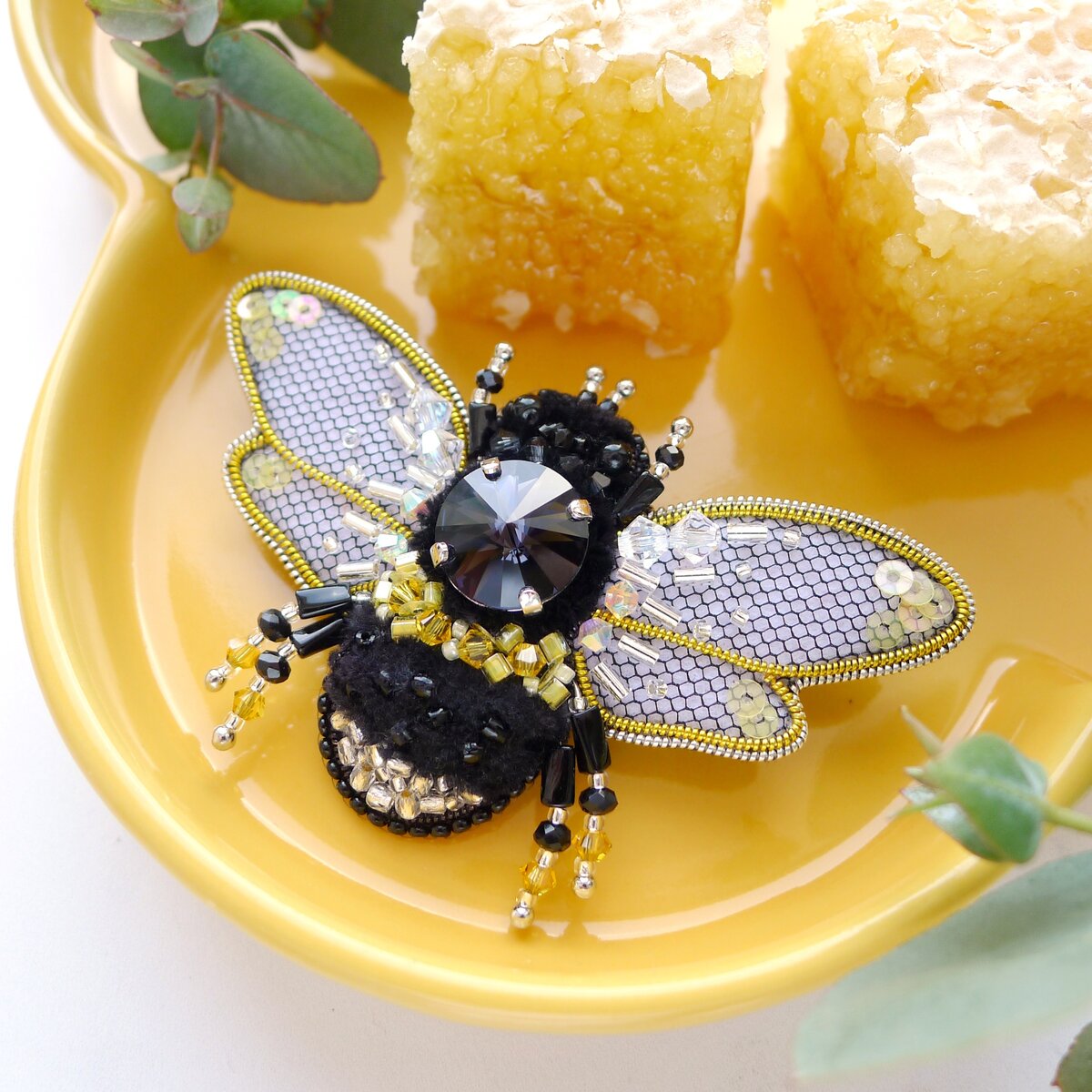 Брошь Пчела. Фото автора.