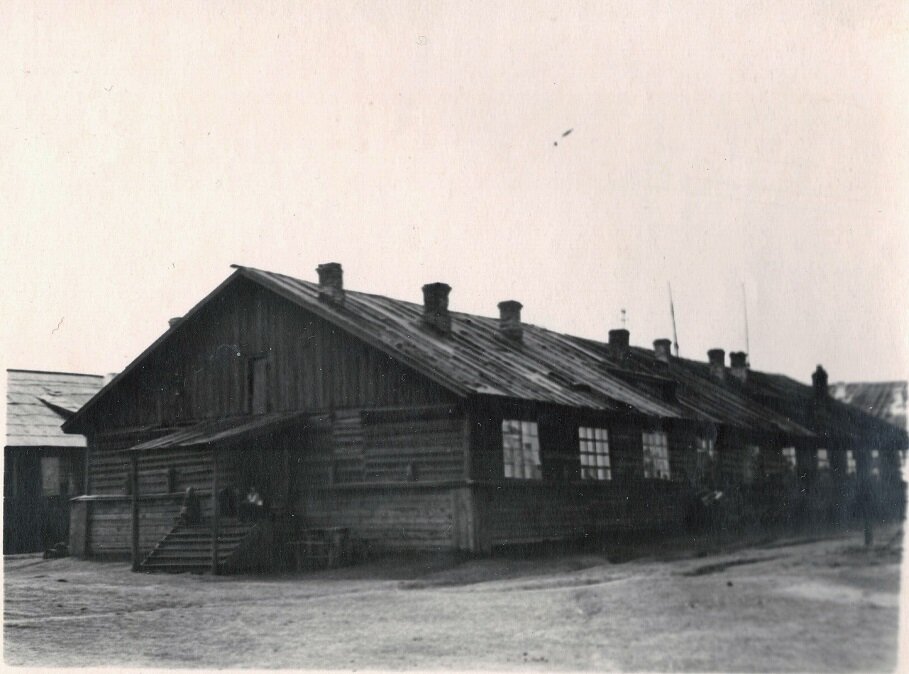 Почтовые бараки геншин. Сибирь бараки 1960. Барак Новосибирск 1965. Сибирь бараки 1950. Улица Горького в 1941 бараки.