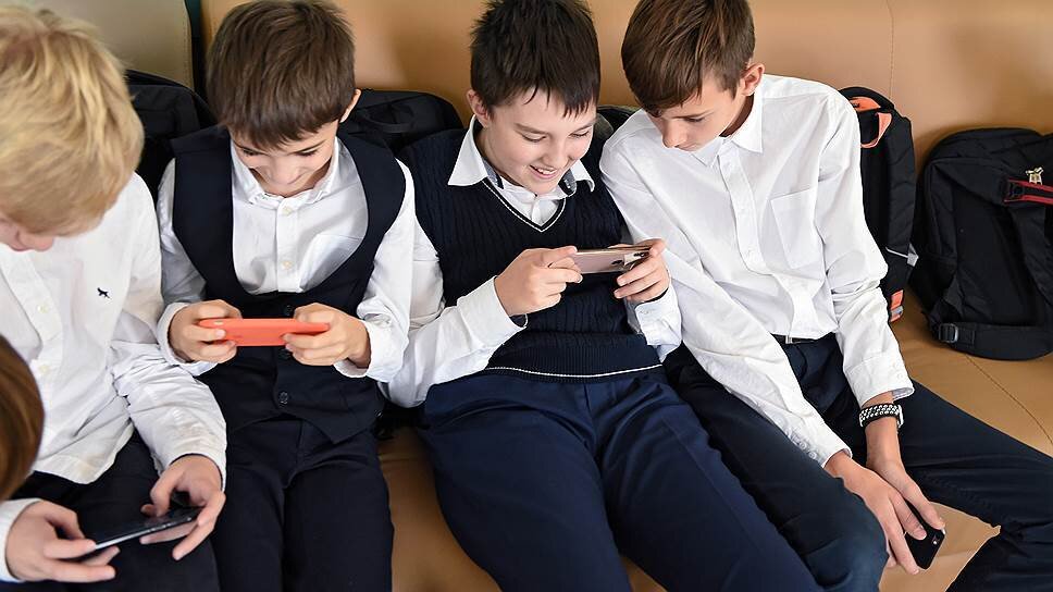 Играют сами или смотрят как играет кто-то другой. Можно увидеть на любой школьной перемене. Источник kommersant.ru, автор Дмитрий Духанин.