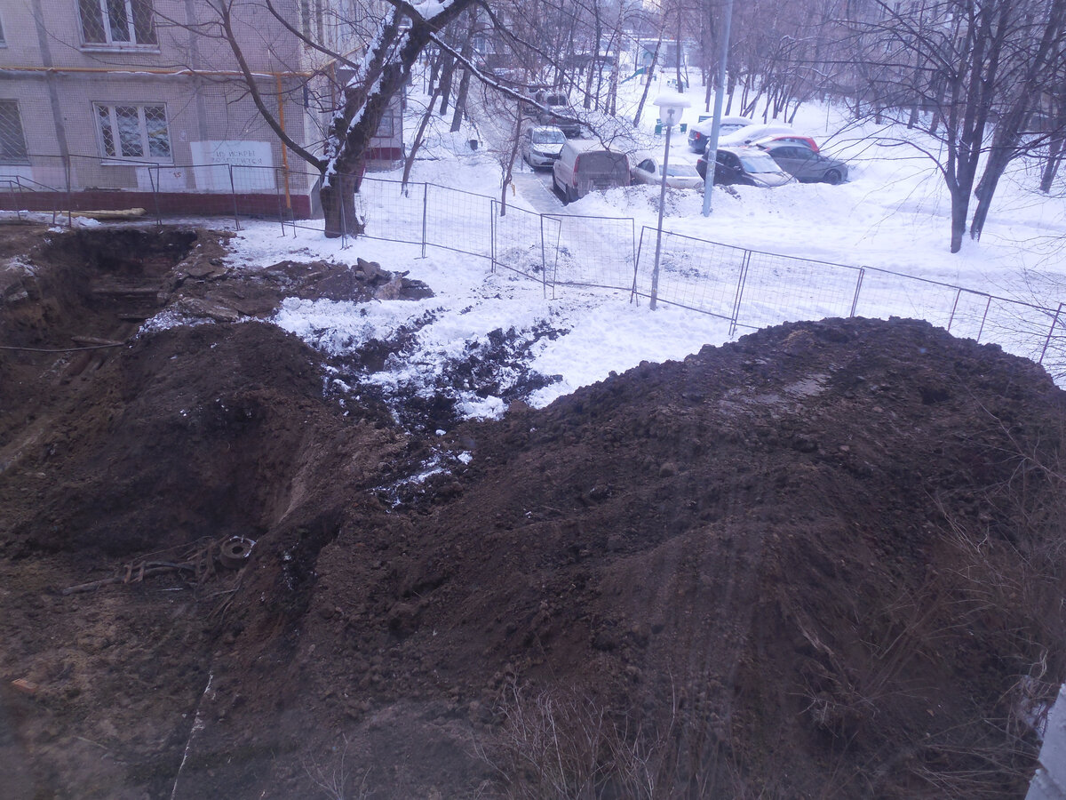 Горы земли вдруг под окном