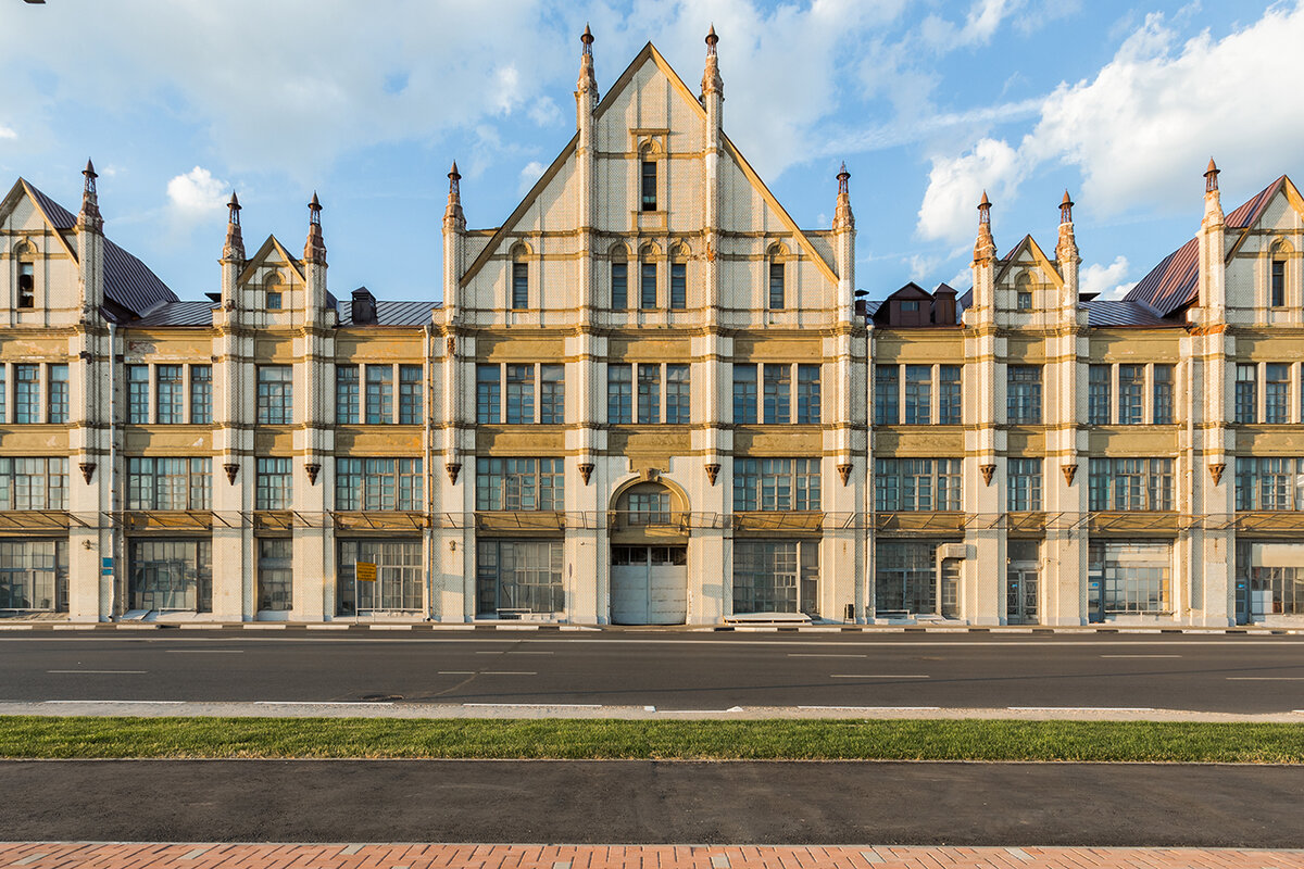 Фасад здания, выходящий на набережную, – псевдоготический, с узкими высокими окнами и стрельчатыми башенками (дань моде того времени на все «историческое»).