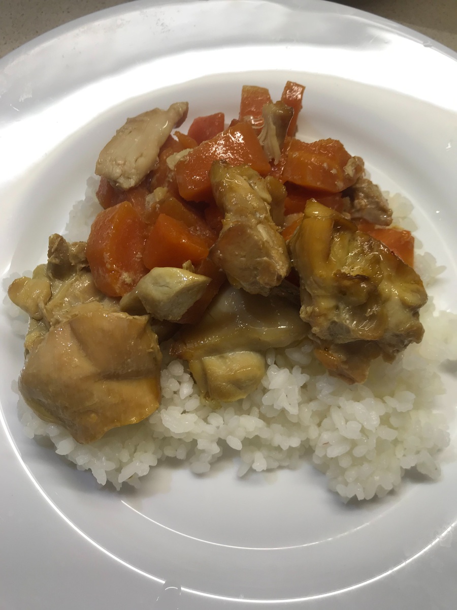 Сегодня у нас будет простейший рецепт из курицы и моркови.
Нам понадобится:
400гр курицы без костей
400гр моркови
подсолнечное масло
соль и приправы по вкусу