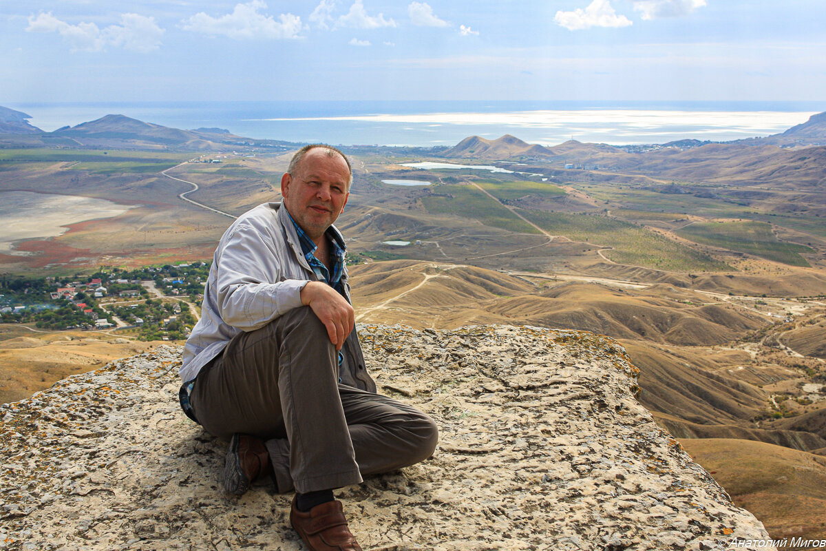 На фото: однажды в теплый осенний день на самом краю горы Коклюк.