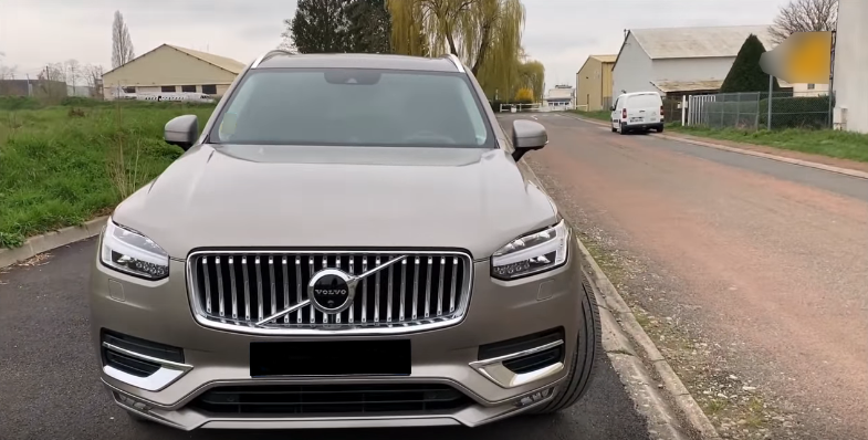 Дизайн передней части кузова Volvo XC90 2020 года.