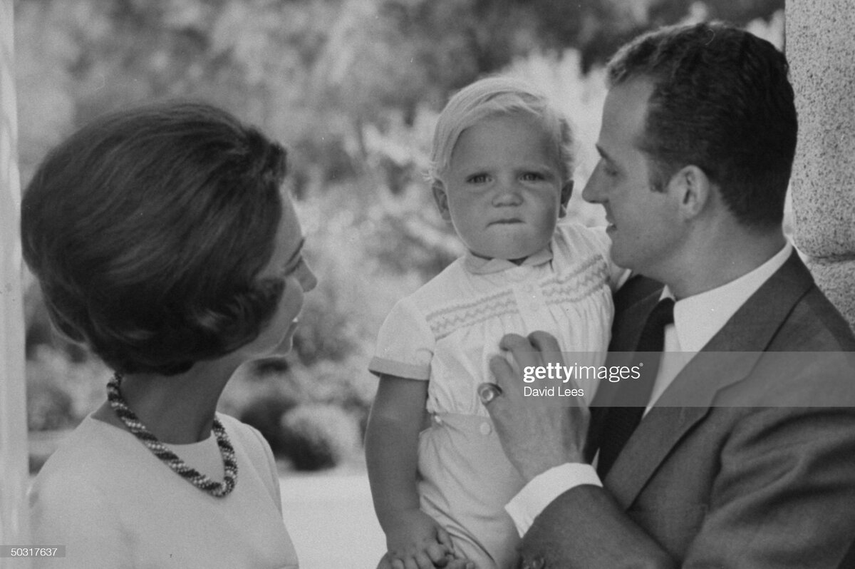 король (в то время еще принц)  Хуан Карлос, королева София и маленький Филипп 