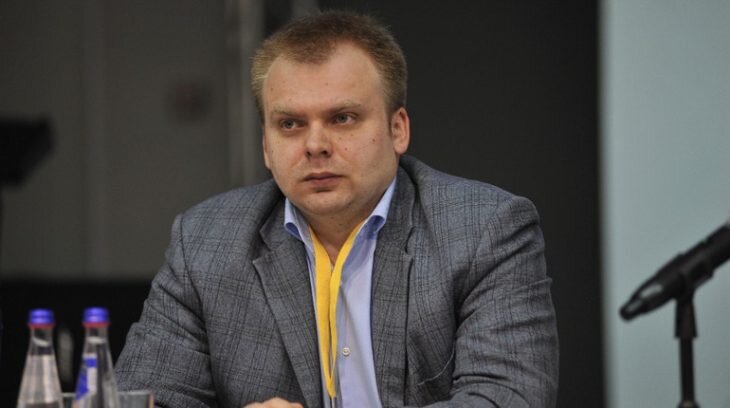 Генеральный директор экспертного центра «Движение без опасности» Вадим Мельников  считает, что типовые проблемы с безопасностью в сфере каршеринга не всегда можно решить исключительно регуляторными мерами, в частности штрафами и ограничениями в работе операторов. «Часто более эффективны технологические решения, такие как системы предупреждения о нарушении дистанции и превышении допустимой скорости движения, тестирование новых пользователей на знание ПДД, анализ манеры вождения водителей в режиме реального времени и другие. Ряд мер, которые предпринимаются в западных каршеринговых компаниях, может быть полезен и на российском рынке. Например, использование в автопарках автомобилей с мониторингом слепых зон, системами адаптивного торможения, вознаграждение водителей, не пользующихся мобильным телефоном во время поездки — это может отслеживаться приложением , – отмечает Мельников. Учитывая статистику нарушений водителей, приведших к ДТП, данные по аварийности, социально-демографические характеристики водителей и другую информацию из отчета, специалисты экспертного центра считают необходимым разработать проекты, направленные на проработку факторов риска для водителей каршеринга. Например, обучение водителей соблюдению безопасной дистанции, безопасному маневрированию в потоке, выбору безопасной скорости движения в зависимости от местонахождения и плотности и скорости потока, безопасному проезду перекрёстков, профилактику отвлечения внимания от вождения, программы для начинающих водителей».