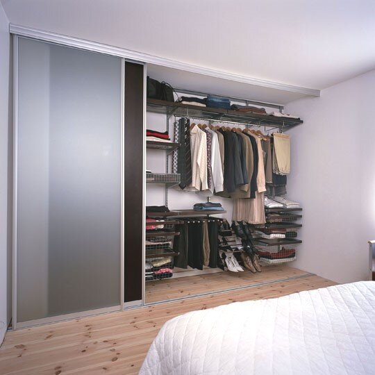 Шкаф-купе с наполнением из шведской системы хранения elfa