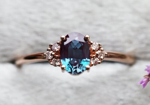 Эффект смены цвета драгоценного камня также называют реверсом