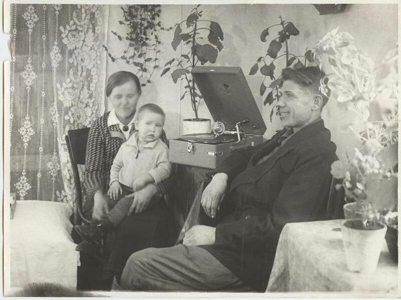 Лучший стахановец-огнеупорщик Магнитки В.Н. Бардаков и его семья слушают патефон в своей квартире
Неизвестный автор, 1936 год, г. Магнитогорск, МАММ/МДФ.