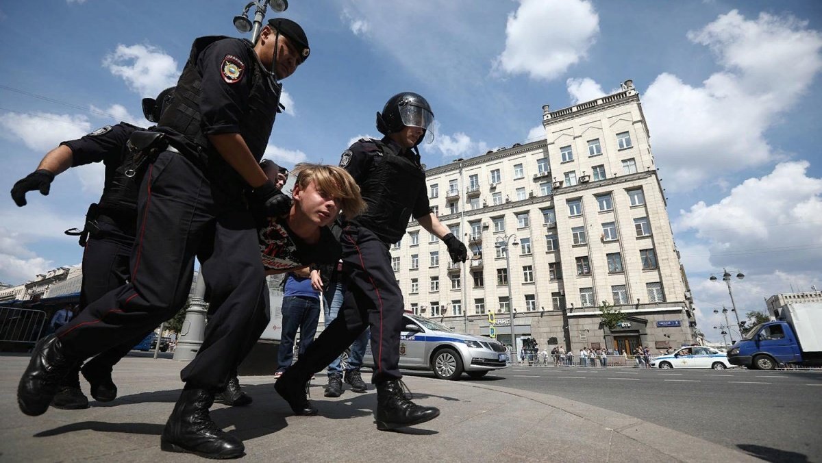 Ууиииииииии! Нежная доставка до автозака - отличительная особенность российского ОМОНа.