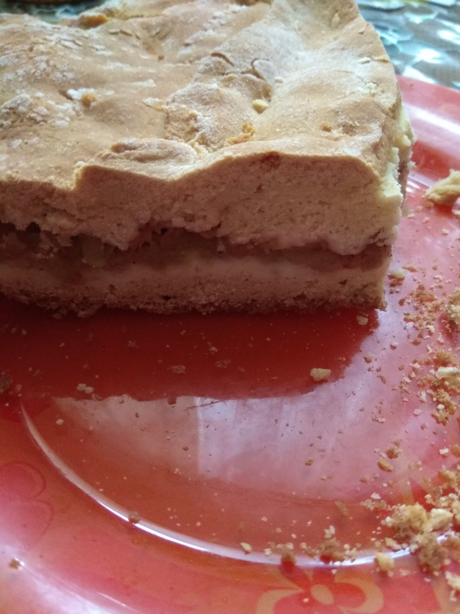 Выглядит пирог не особенно презентабельно, но вкуснейший, просто тает во рту. А эта начинка сводит с ума, яблоко и корица. Нежный, рассыпается в руках, аккуратно нарезаем. Он просто благоухает нежнейшим ароматом.