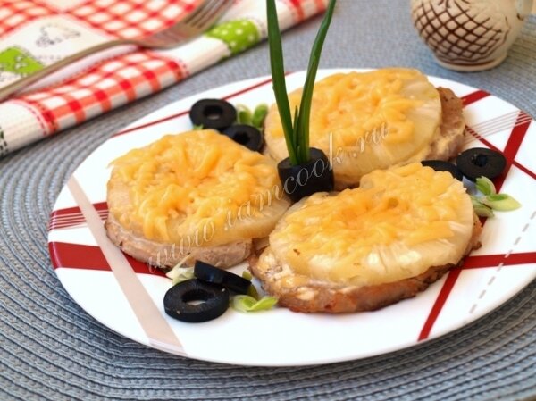 Мясо отбивается и слегка обжаривается с двух сторон. С одной стороны мясо смазать сметаной. На каждый кусочек отбивной выложить ананас и посыпать сыром. Готовим под крышкой 10-15 минут.