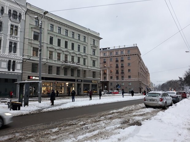 Рига, 13 января 2021. На остановках рижане по-прежнему соблюдают социальную дистанцию в два метра. 