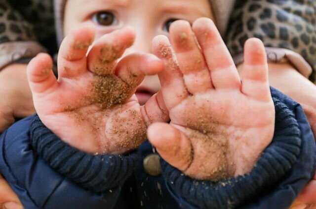Понятно, что ни один из этих симптомов человек сходу не свяжет с наличием у себя паразитов. Более того, даже, если у вас болит живот, это вовсе не значит, что там кто-то обитает. Так что, если считаете, что основания для беспокойства есть, бегите к врачу. Он уже назначит все необходимые анализы и разработает схему лечения – если она потребуется, конечно. При этом нельзя отрицать, что дегильминтизация (т.е. избавление от паразитов) – это одна из тех проблем, которую вполне можно решить в домашних условиях. Вот топ народных средств по очищению организма: