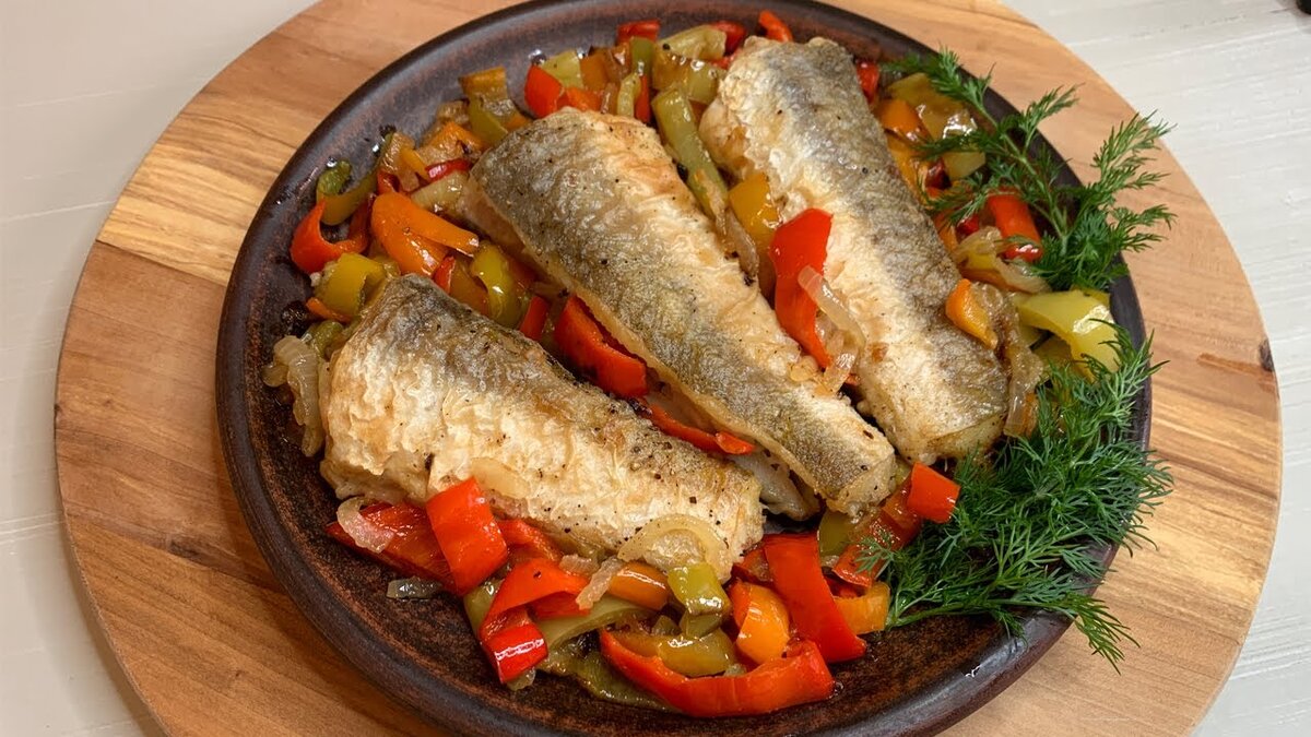Жареный хек с овощами