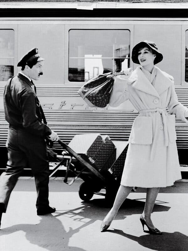 фотография Vogue 1960-х годов, на которой модель несет сумку Louis Vuitton Noé на платформе Mistral, экспресса из Парижа в Ниццу.