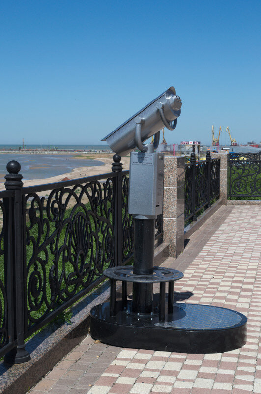 Бинокль, вдали виден порт