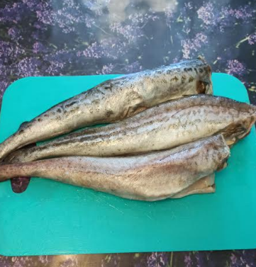 рыбу разморозили,  чистим и промываем