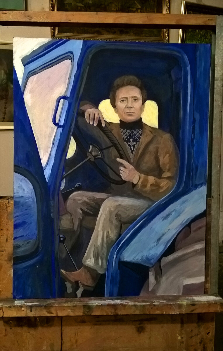 Пару лет тому назад мне позвонила женщина с просьбой нарисовать её дедушку тракториста на тракторе. Всю жизнь человек проработал на тракторе, а фотографии в тракторе ни одной нет. Вот и пришла к ней такая идея, подарить такое изображение. Ну раз речь зашла о рисунке, то и цену назвал как за карандашный рисунок. Позже она мне ещё раз набрала и попросила нарисовать СИНИЙ трактор :) К такому повороту я не был готов т.к. рисунок уже начал. Цветных карандашей у меня нет и решил выполнить работу акрилом.