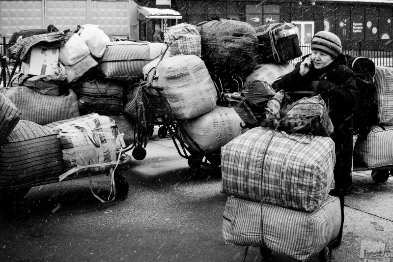 челноки в 90-х. челноки 1990-е годы. новосибирский вещевой рынок в 90е. россия 1990 челноки. польша 90х.