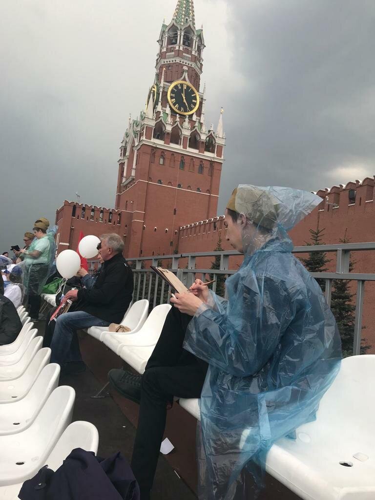 Это я рисую набросок под дождем на Красной площади во время шествия Бессмертного полка.