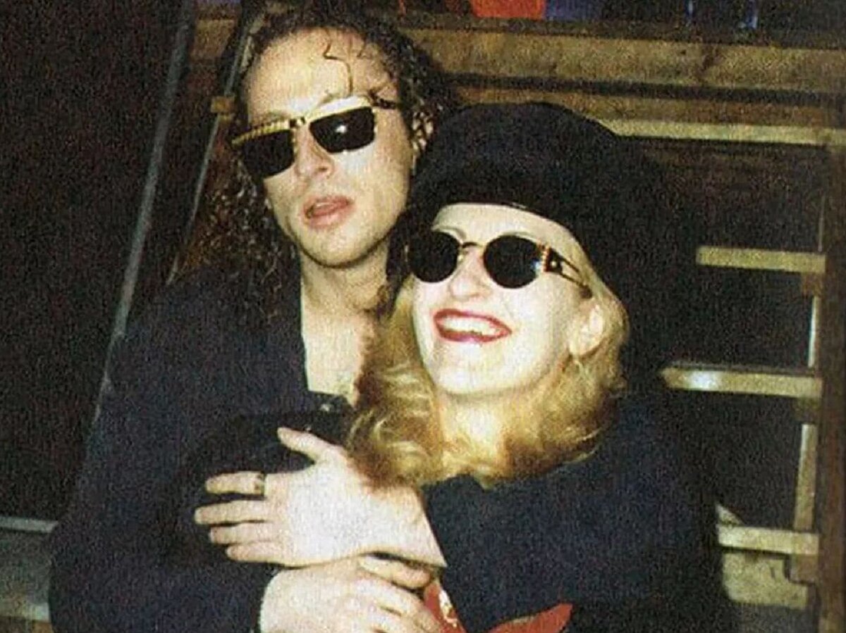 Например, после того, как в 2004 году бывшая жена Нагиева, радиоведущая Алиса Шер (настоящее имя Алла Щелищева), выпустила книгу «Я была женой Дмитрия Нагиева», стало невозможно скрывать эту страницу жизни актера. На фото Дмитрий и Алиса, 1990-е годы.