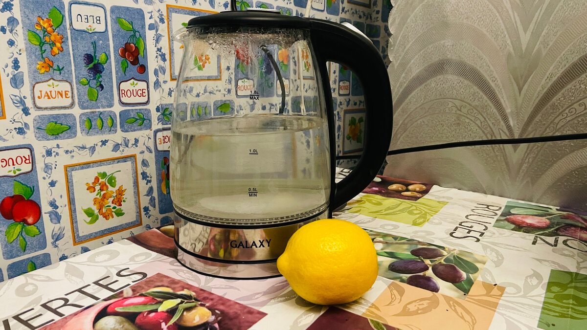 Лимон выбрал с ярко-желтой шкуркой и крайне кислым вкусом. 