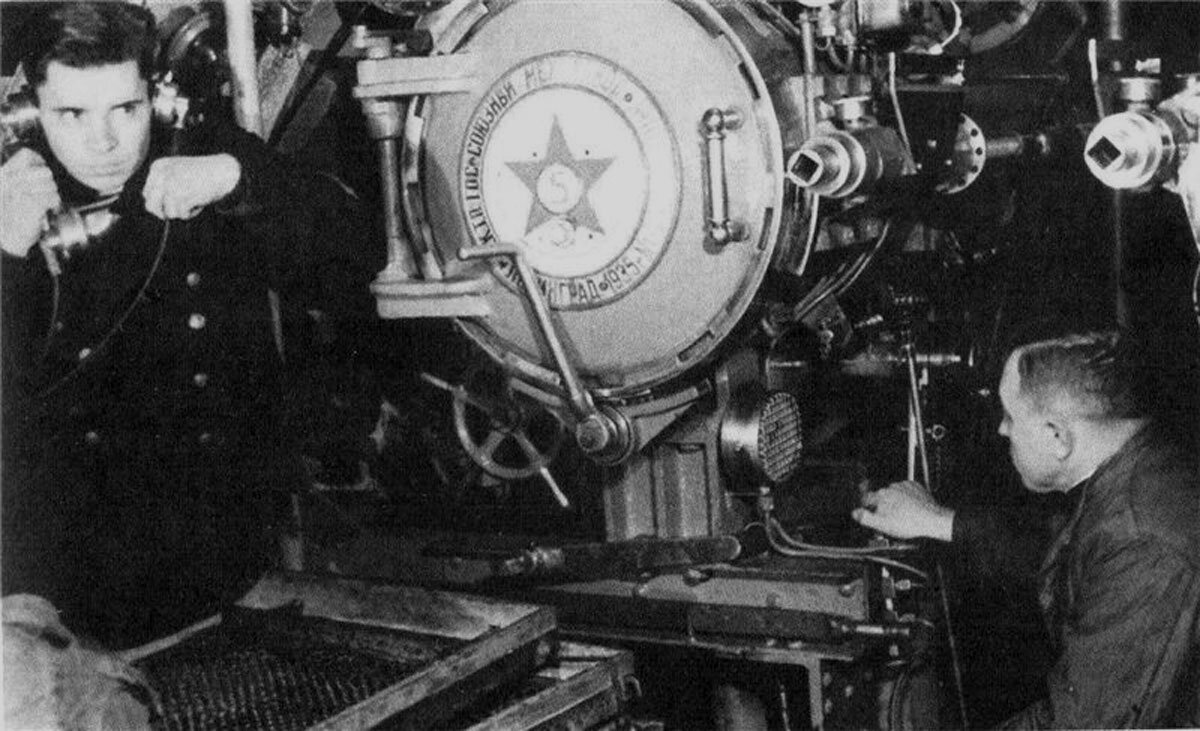 В кормовом отсеке Щ-422. Фотография скорее всего постановочная, но это не снижает ее ценности