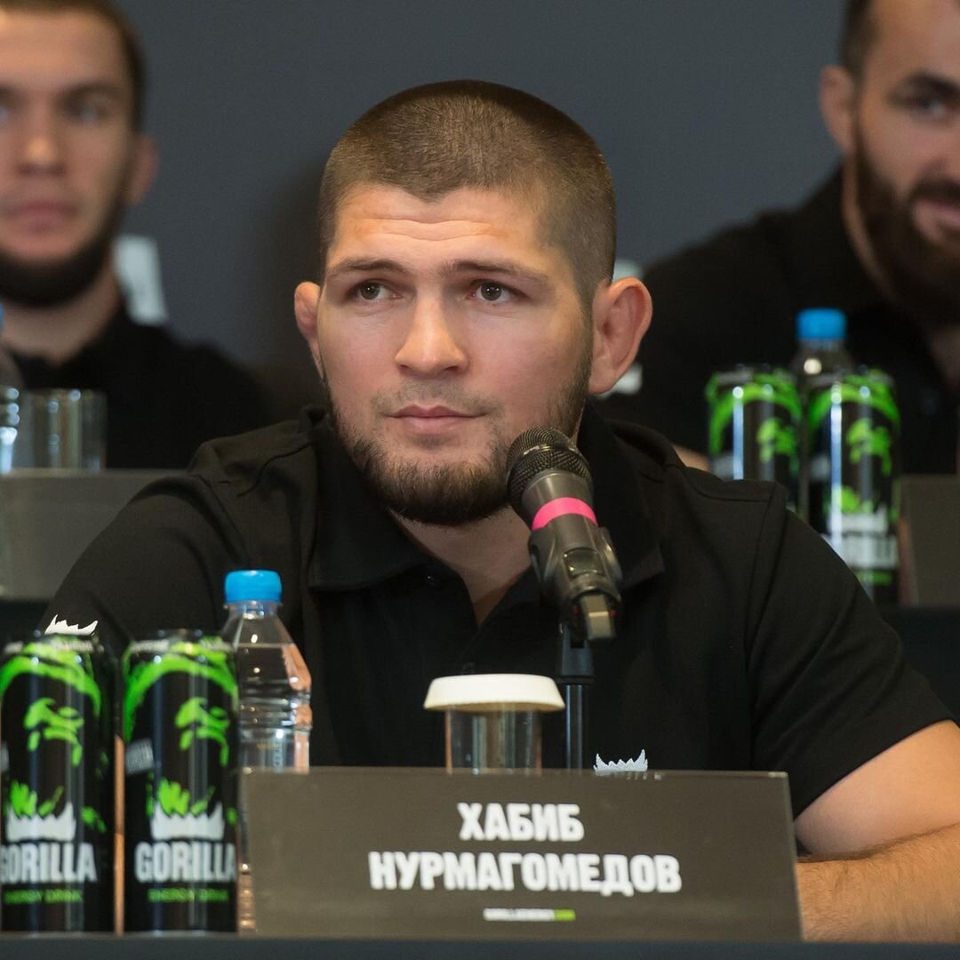 Хабиб Нурмагомедов на подписании контракта 