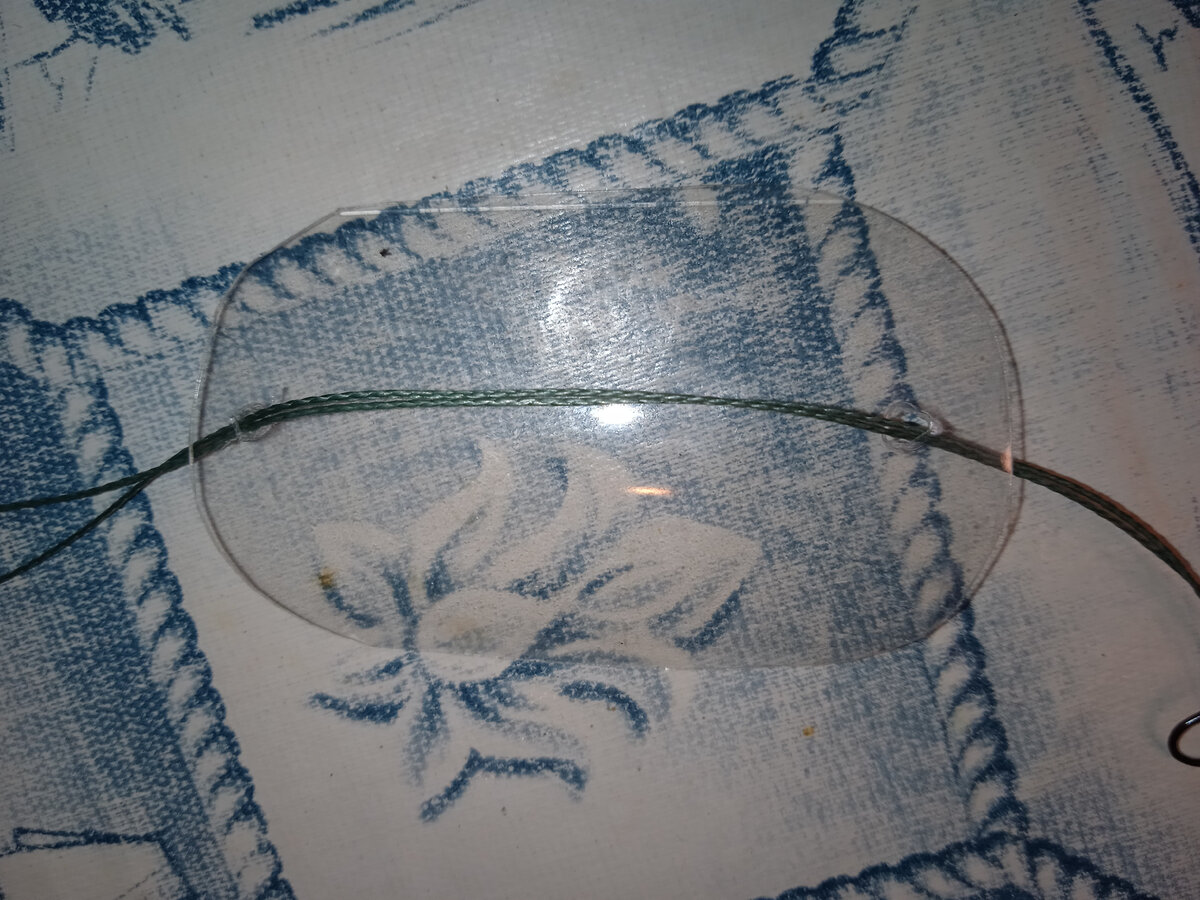 Лепесток поднимает пружину