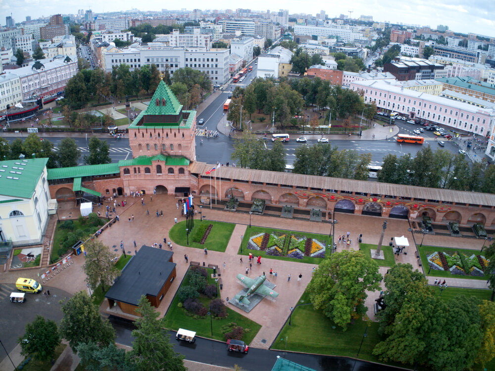 В Нижнем Новгороде для доступа людей открыли Кремль. Самое древнее городское сооружение было закрыто почти два года. Сначала коронавирус, потом ремонт. Туристы, которые приезжали в Нижний Новгород, могли полюбоваться стенами только снаружи. Более прошаренные, могли ненадолго заглянуть внутрь, но основные тайны все равно были скрыты за забором. Самое главное изменение после открытия - полностью восстановлен боевой ход Кремля. Теперь по всему периметру можно пройти по его стенам, правда, ваши ноги за такой поход вам спасибо не скажут. Вроде и радиус чуть более двух км, но перепад высот такой, что ноги этот поход запомнят надолго. Второе, что бросается в глаза, это детские городки. Изменился ли кремль к лучшему решать вам. Когда прогуляетесь!