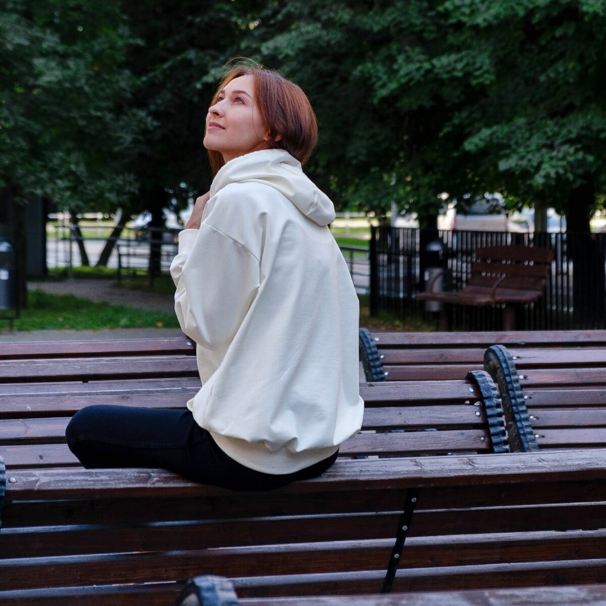 Сейчас я расскажу вам НА СВОЕМ ПРИМЕРЕ, как работает Вселенная! .
Как я уже рассказывала и не раз, Вселенная нас всегда УЧИТ!
Особенно, когда мы тупим.
Так же, моя ИНТУИЦИЯ, это что-то! Она ВСЕГДА ПРАВА! И я всегда знаю, КАК БУДЕТ! Но я не всегда ее слушаю и получаю очередной Урок!
.
Итак, решила я сделать онлайн заказ. Списалась, договорилась и собралась оплачивать. Написала адрес и мне осталось нажать кнопку "отправить"... и в этот момент у меня вырубается телефон.
25 минут я пытаюсь его включить, приложение не грузит, не переводит на нужную страницу, снова вырубается и меня это бесит...и так 25 минут. Я так разозлилась, чуть телефон не разбила...
.
Пока я его пыталась включить моя интуиция просто орала мне - "может это обман, не надо оплачивать"!!!..но я упрямая, как баран..уговорила саму себя, что это просто препятствие, как сильно я хочу получить заказ, что это моя ответственность, если я потеряю деньги. Вселенная всеми силами пыталась убрать с моего пути "грабли", но я же настойчивая - Она решила отойти в сторону и посмотреть, какой силы я получу очередную шишку.
.
Телефон заработал и я оплатила заказ! На след день, когда я должна была получить трек номер - мне не ответили..и на 5 и на 10 сообщение.. в итоге уже ночью я захожу на этот аккаунт, а он.. УДАЛЕН! 
.
Мораль сей басни такова:
1. ВСЕГДА!!! СЛУШАЙТЕ СВОЮ ИНТУИЦИЮ! ОНА ВСЕГДА ПРАВА!
2. Не тупите! Если заметили, что что-то пошло не так - ОСТАНОВИТЕСЬ! Вот прям стойте и посмотрите внимательно, правильно ли вы делаете, туда ли двигаетесь?!
Когда мы идем не верно - у нас вырубается телефон, люди подставляют, не хватает денег на карте для оплаты хотелки и т.д.
3. ПОМНИТЕ! ВСЕЛЕННАЯ ВСЕГДА ЗАБОТИТСЯ О ВАС ЛЮБЫМ СПОСОБОМ! Но если вы баран как и я, то обязательно наступите на грабли.
4. Вселенная всегда возьмет свои 10%. Если мы добровольно их не отдаем - она найдет способ сама!
.
Вот так вот!
Всем осознанности.