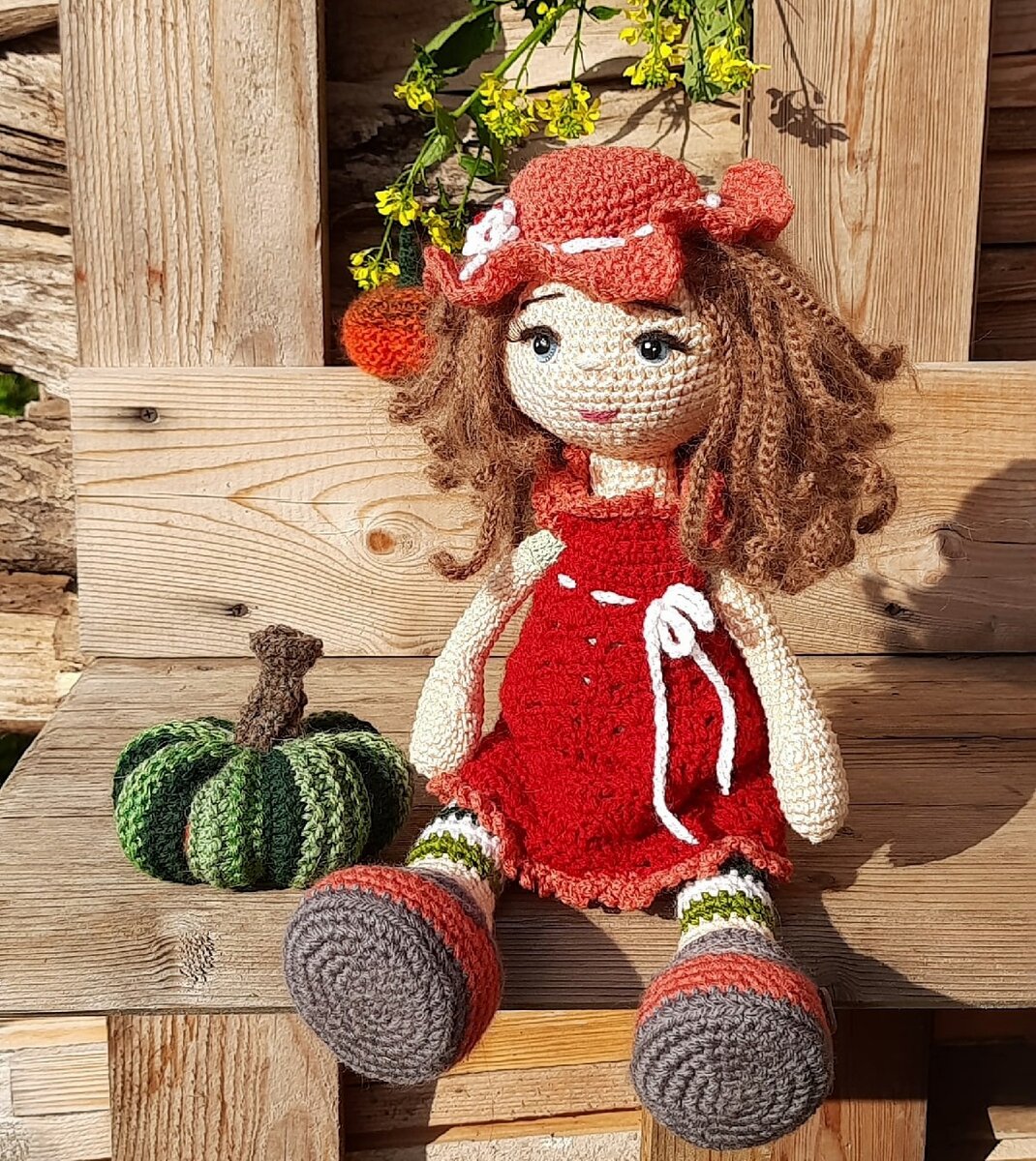 Кукла крючком. Ростом 40 см. Платье , шляпка , туфельки съемные. Тыковка для настроения . 