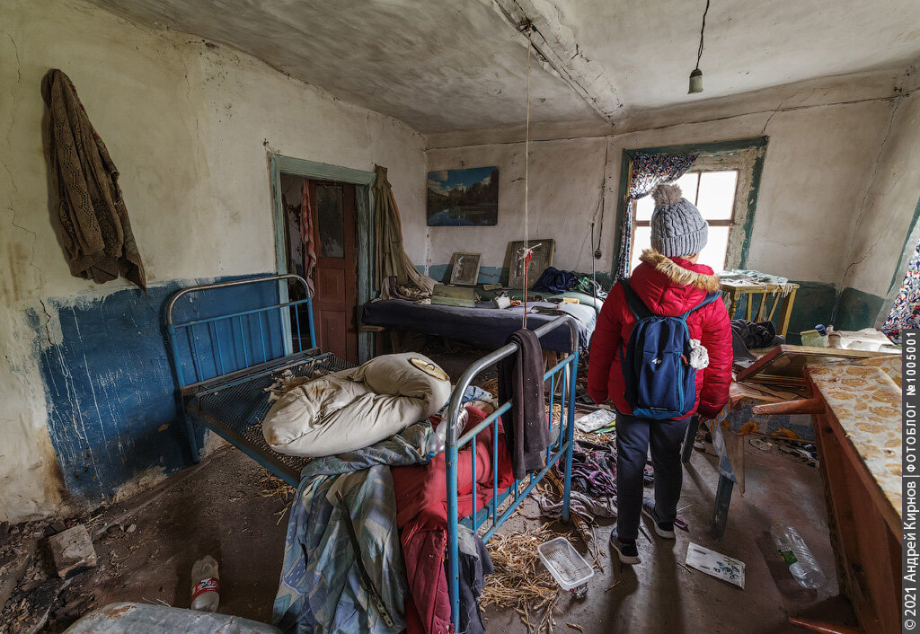 Виктория Андреевна в одном из заброшенных домов