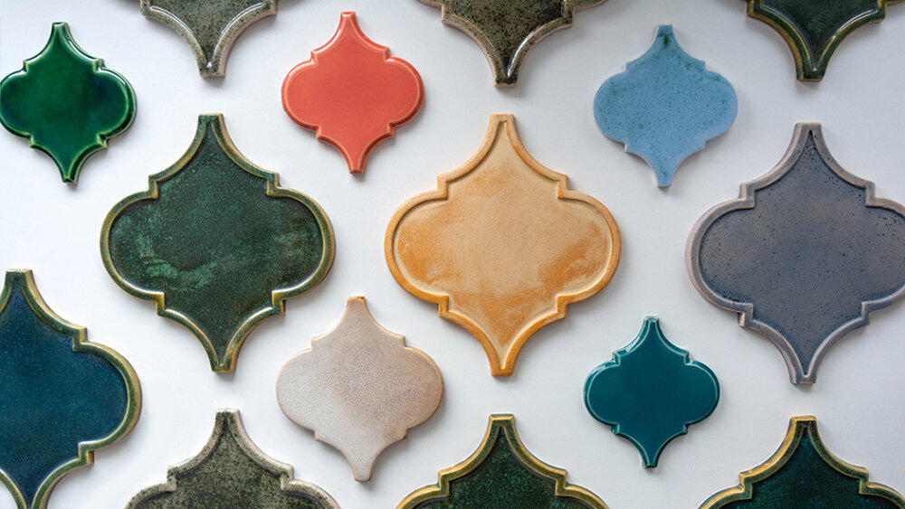 На фото представлена Арабеска с фаской и без, чтобы сравнить два вида оформления.