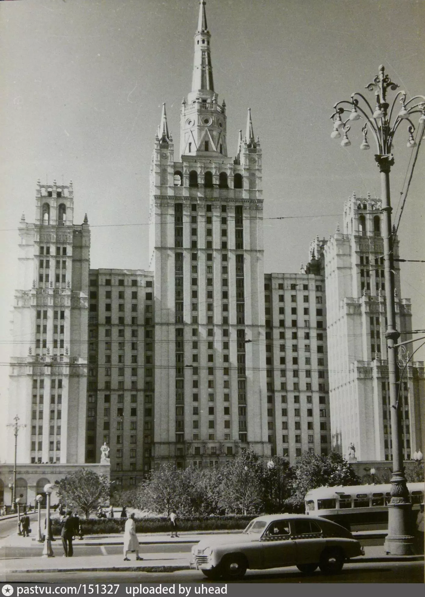 Высотка на Кудринской (тогда - Восстания) площади, 1956 г. Источник: https://pastvu.com/p/151327.