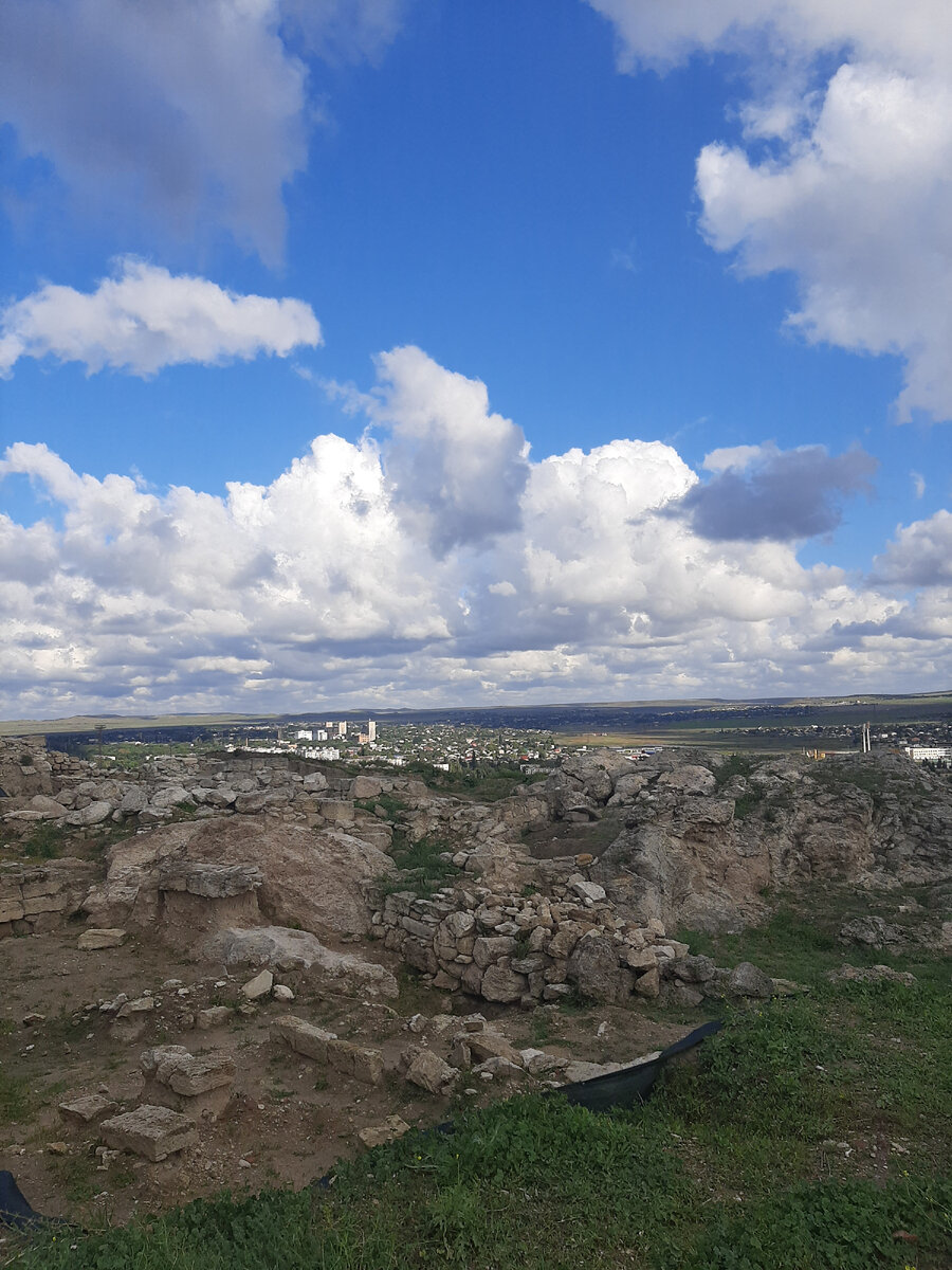 Руины древнегреческого города на фоне современной Керчи